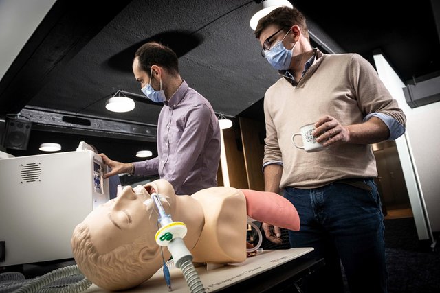 Les membres du collectif Makers for Life travaillent au développement en open source du Makair, respirateur artificiel économique et efficace