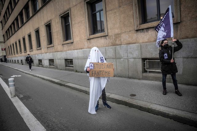 Etudiant fantôme, manifestation à Rennes, REA