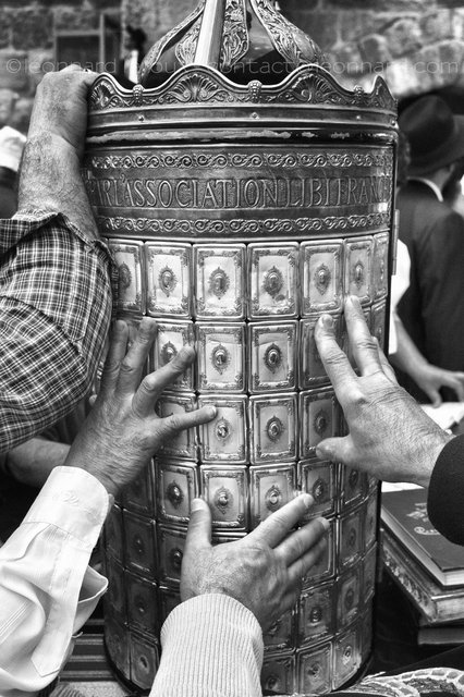 Israël Palestine, Jérusalem, vieille ville. Coffret métallique contenant un rouleau de la Torah. Prière près du mur des Lamentations.