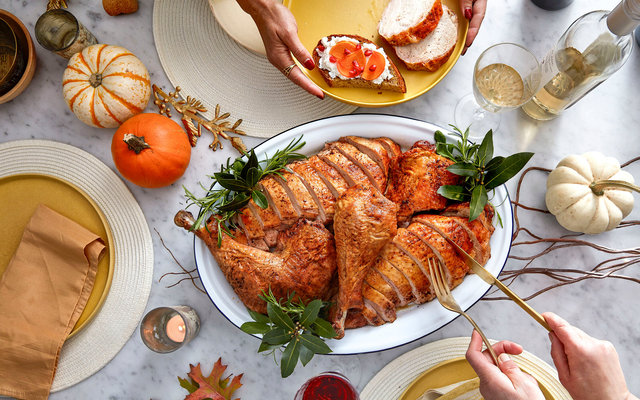 2022_1026_Market_Holiday_Thanksgiving-Serving_Turkey_r.jpg