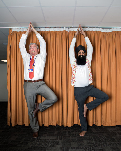 VPRO gids / een sikh en een priester op Heathrow Airport
