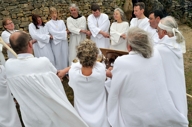 Rituel druidique sur l'île de Gavrinis, solstice d'été, Golfe du Morbihan
