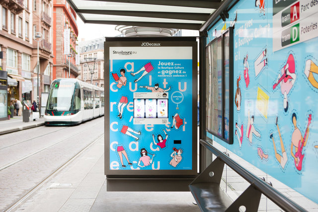 Abribus JCDecaux avec animation spéciale intégrée au mobilier - Strasbourg 2017