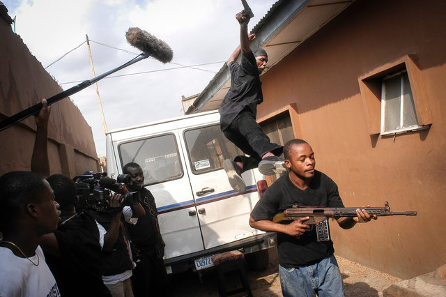 Tournage d'un film "d'action" par le célèbre réalisateur Zeb EJIRO