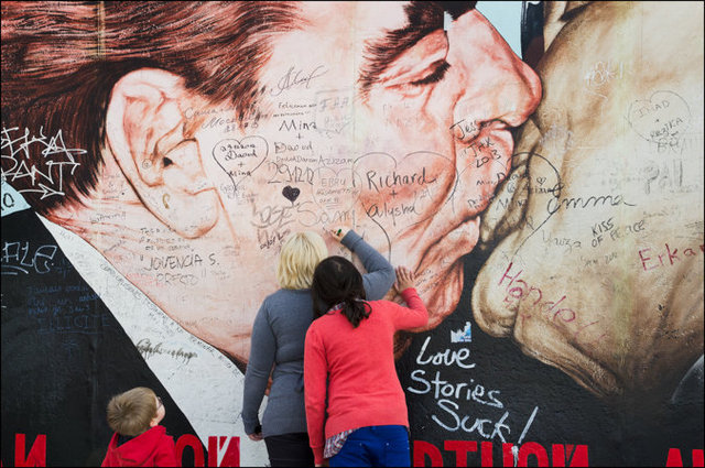 Brotherly Kiss, Berlin
