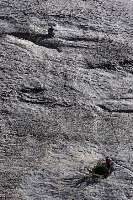 Climbers near Medlicott Dome (2) VB.JPG