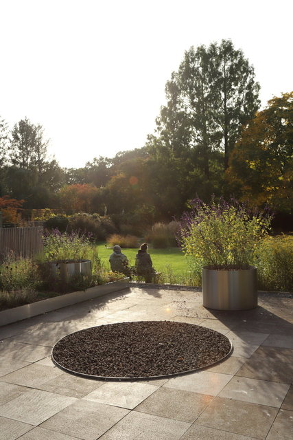 tuinen van mien ruys - cirkel van dennenappels