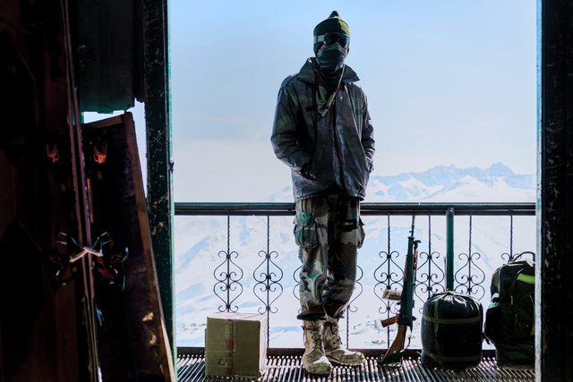 Kashmir-soldier_PPM0593-Photographer-Peter-Paul-de-Meijer 4.jpg