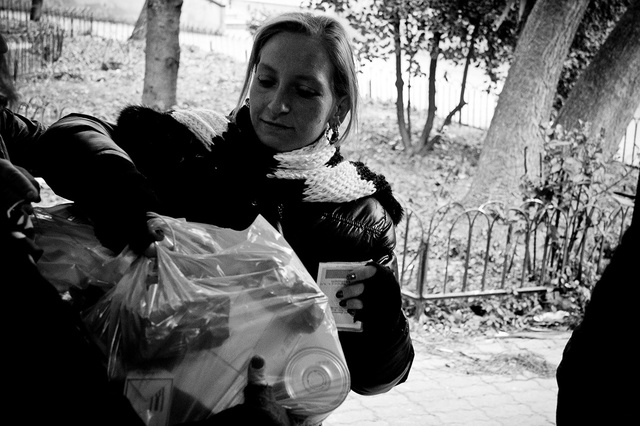 Un momento della distribuzione dei pacchi alimentari