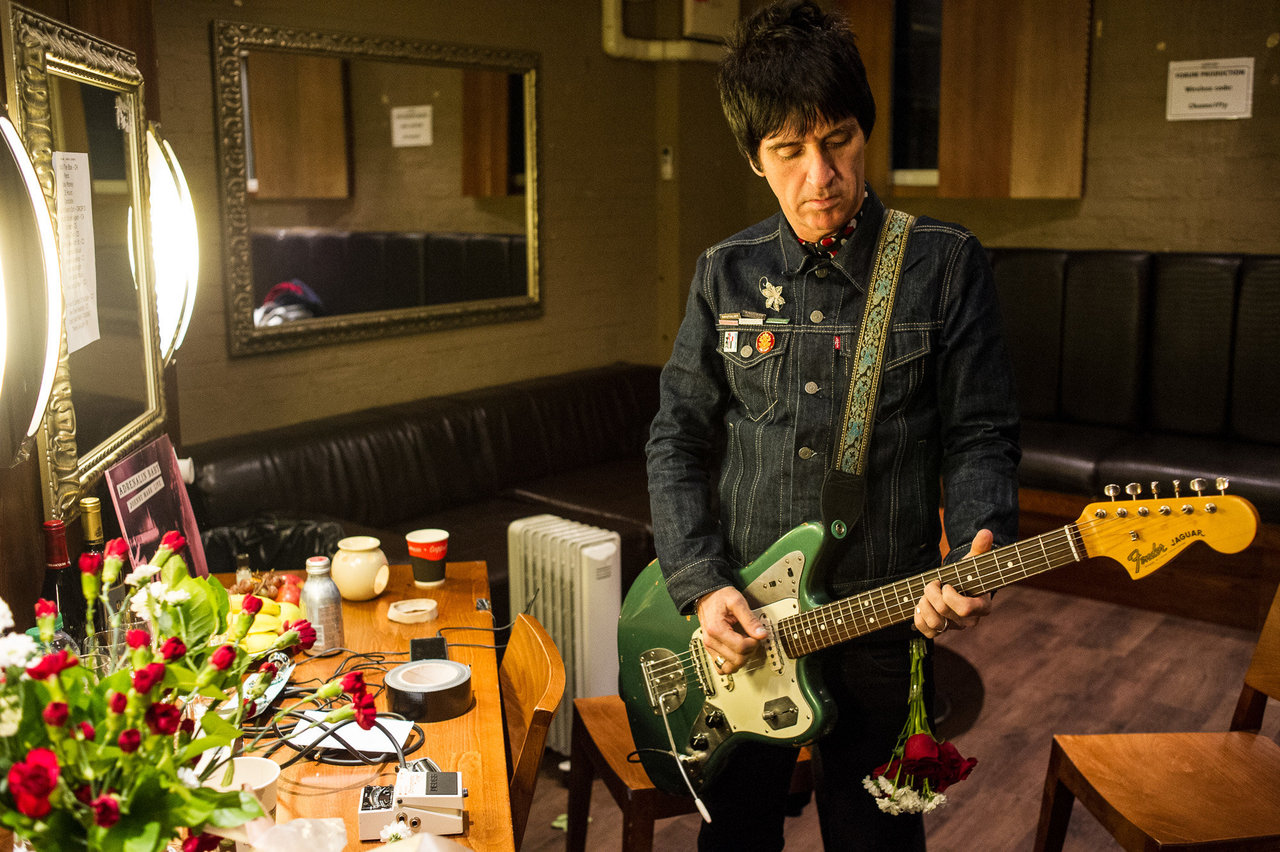 Джонни наверное. Джонни Лии. Джо Марр. Johnny Marr Yellow Strat. Johnny Marr Levis.