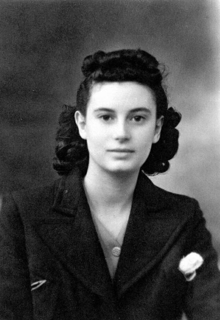 Gennevieve Emig 1925-1918 La Kitsch Passionnée: Characters in focus