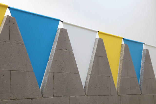 Guirlande, 2016, detail. Concrete, metal, enamel paint. 560 x 350 x 10 cm.
