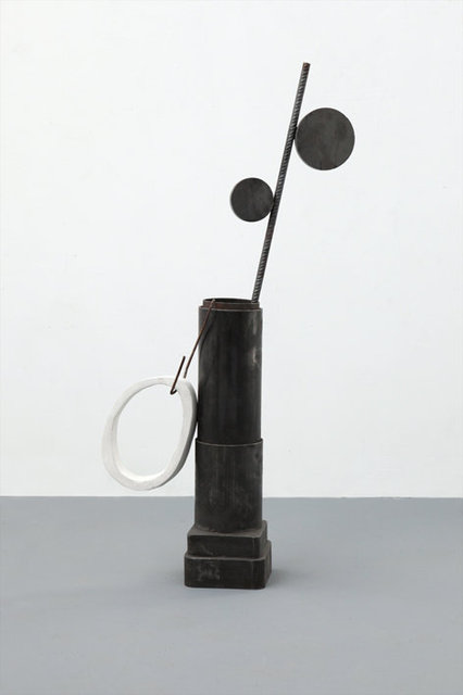 Lipstick Dilemma III, 2018-2019. Iron, wood, enamel paint. 20 x 40 x 125 cm