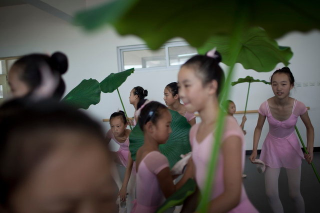 河北省安新县边村中学，孩子们在简陋的练功房内排练舞蹈.JPG