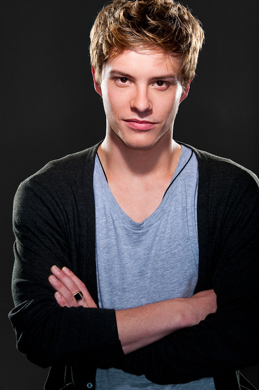 Ксавье долан оно. Завьер сэмюэл райли бирс. Ксавьер сэмюэл. Ксавье долан фото. Хавьер самуэль.