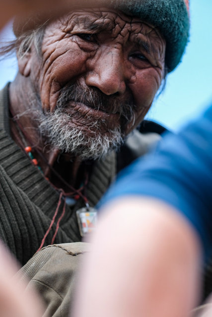Wehleidig und hilflos beobachtet Padmas Großvater die Arbeit von Marlene und Hamida. Das Gesicht gezeichnet vom harten Leben im Himalaya.