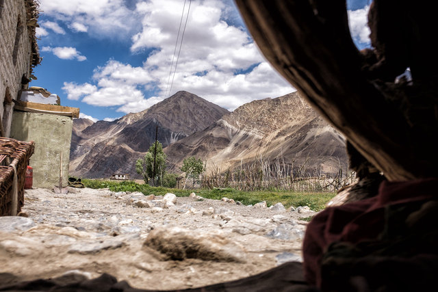 Ausblick aus Padmas Holzverschlag auf die Berge des Himalaya.