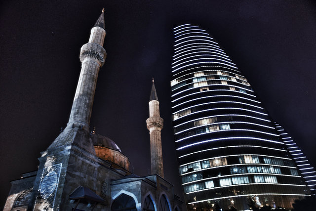 Moschee und Flame Towers in Baku