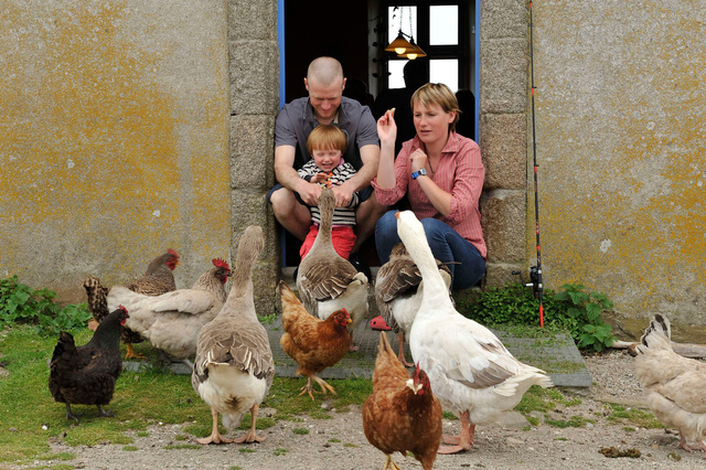 Soizic, David et Chloé au seuil de leur maison