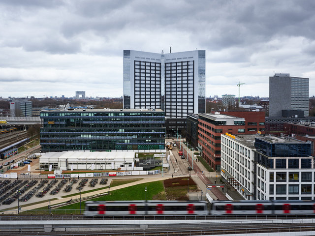 Corona testpaviljoen Sloterdijk met op de achtergrond gebouw van de belastingdienst  