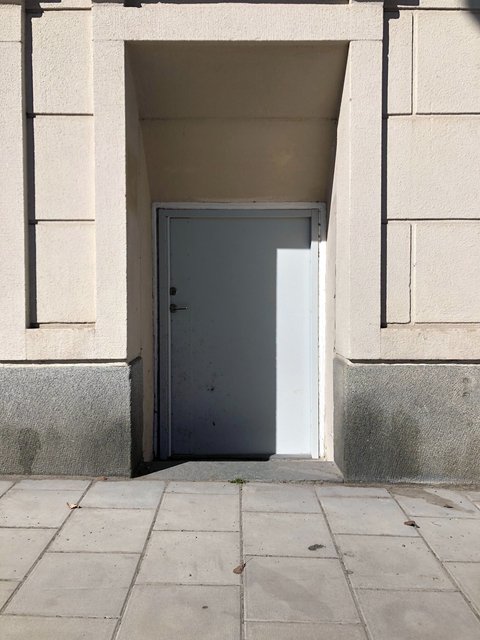 beige wall strong light.jpg