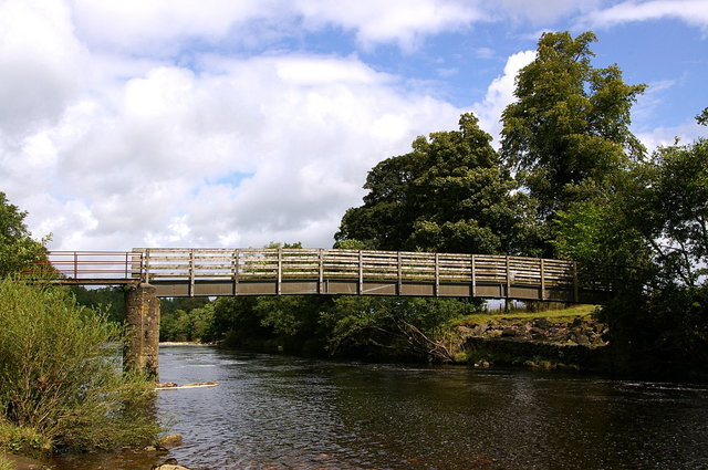 Footbridge at Featherstone South Tyne VB.JPG