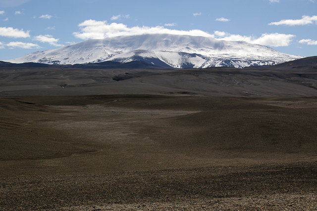 Hekla and lava fields 2 VB.JPG