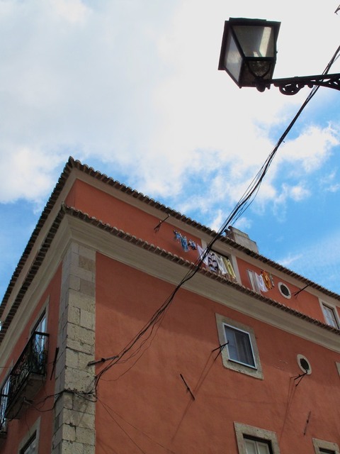 Fachada com fiação elétrica