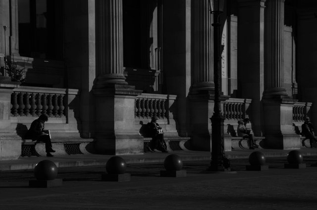 Près de la Pyramide du Louvre, Paris décembre 2015.jpg