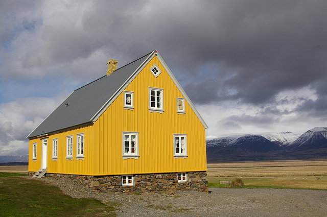 Yellow house at Glaumbaer 1 VB.JPG