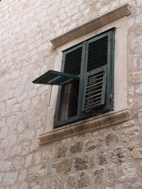 Fachada com janela verde