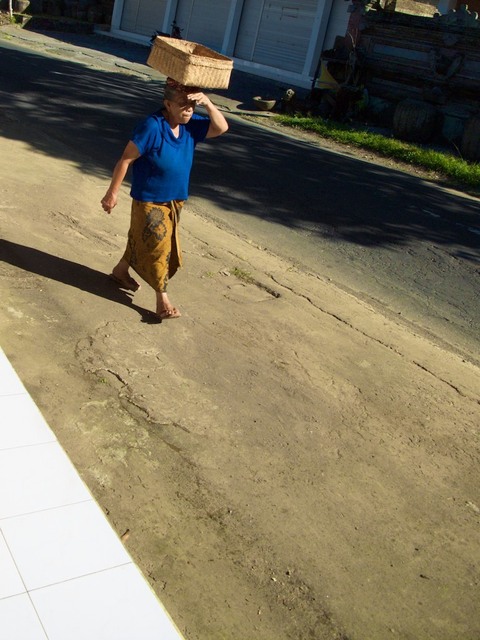 Mulher carregando cesta vazia