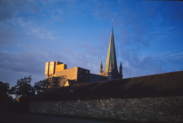 1156 (6) Kathedraal van Trondheim in avondzon