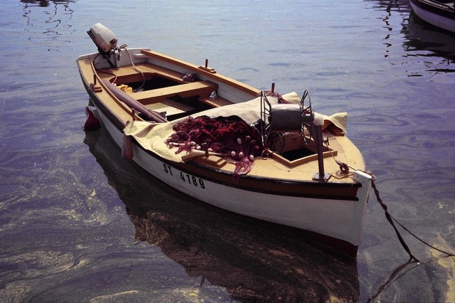 Barco amarelo ancorado