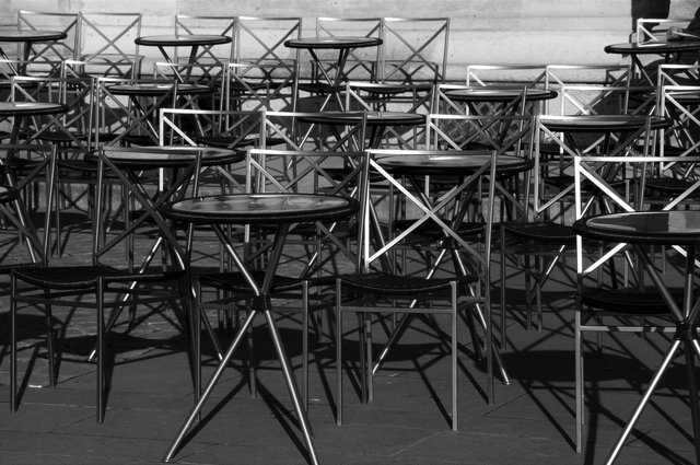 Tables, Paris du côté du Louvre, déc. 2015.jpg