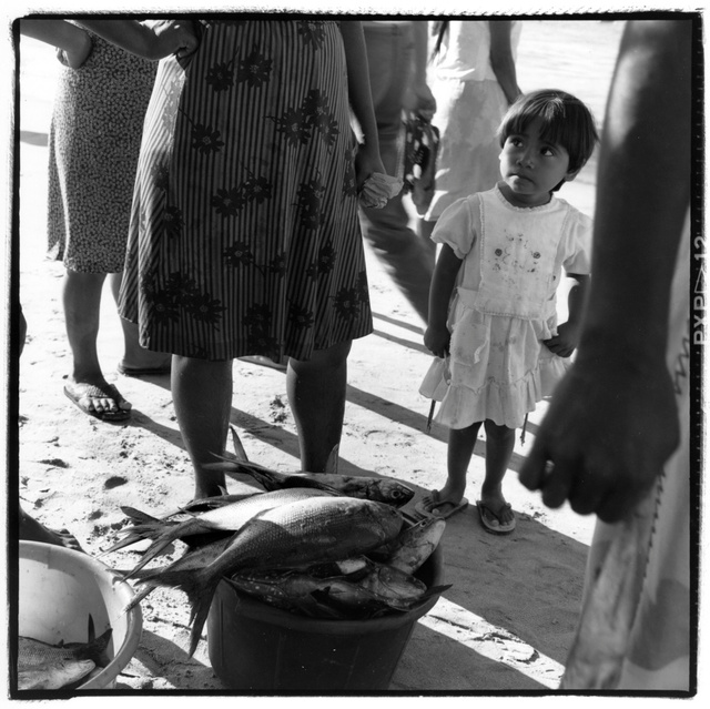 Mex., girl and fish233.jpg