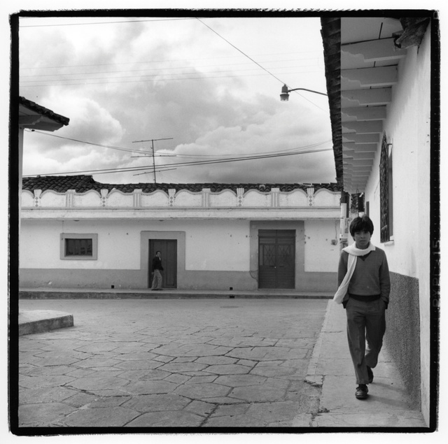 Mex., kid walking, sky166.jpg