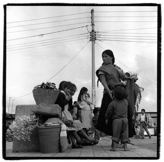 Mex., Mom, kids, pole224.jpg
