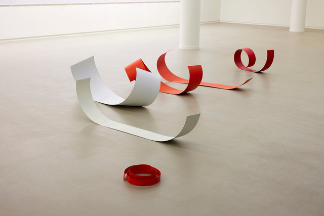 Measuring Curves, painted steel, 2021 | Photo: Kim Sangtae