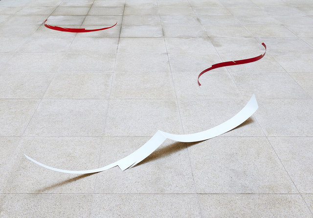 Cuts in Red and White, painted steel, 2021 | Photo: Kim Sangtae