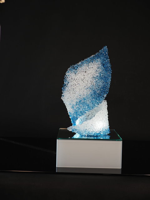 Sapphire Crystal Phoenix mit glass base.JPG