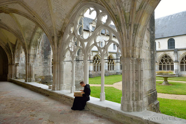 Seine-Maritime • Saint-Wandrille-RançonLE CLOÎTRE DE L’ABBAYE SAINT-WANDRILLE-DE-FONTENELLE