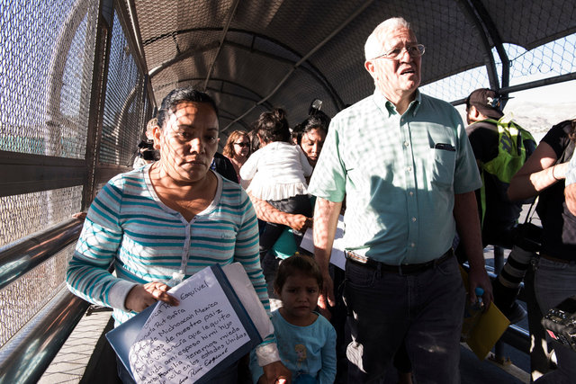 Una delle donne richiedenti asilo  tenta ingresso negli USA accompagnata da Ruber Garcia_DSC6093.jpg