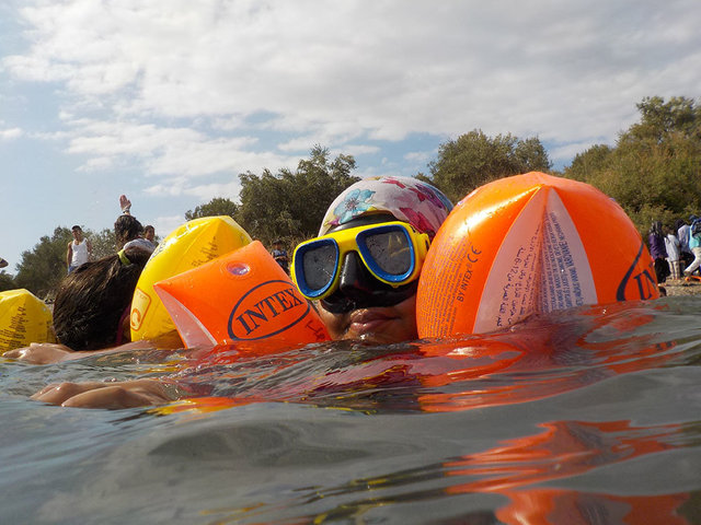 Lesbo_Lezioni di nuoto a bambini rifugiati_1