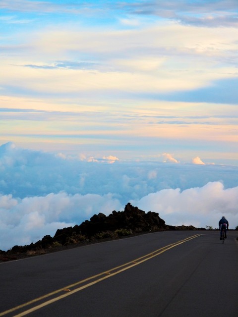 Ciclista descendo ao infinito no topo do vulcão Ha