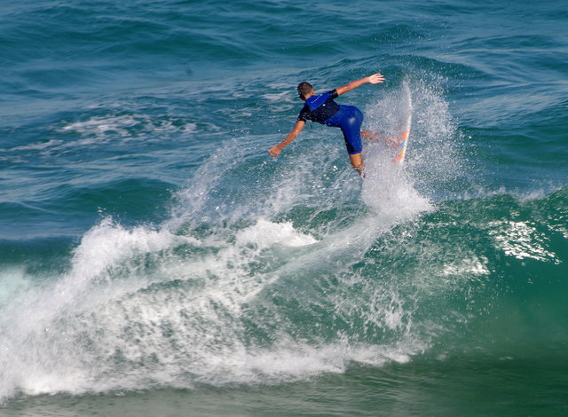 Surfers at Tamarama (19) VB.JPG