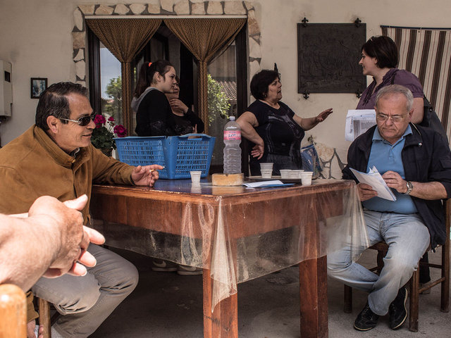 21.Renato Natale visita la casa di alcuni potenziali elettori