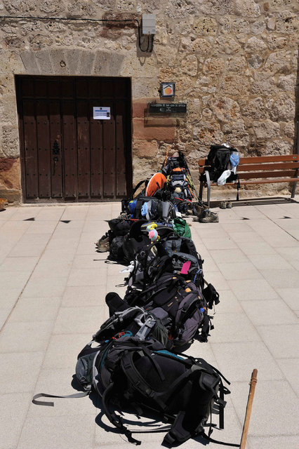 En attente de l'ouverture du gîte à San Juan de Ortega, Castille