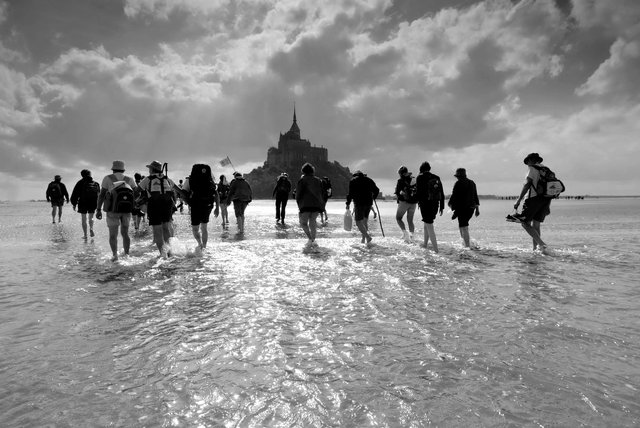 Pèlerins traversant la baie à la Saint-Michel