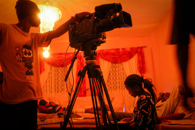 Tournage de nuit dans une maison de Lagos